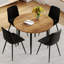 Ensemble de table et de chaises. Table de salle à manger moderne en MDF extensible. Convient pour des rassemblements de différentes tailles. Assorti de 4 chaises en polyuréthane artificielles noires avec coussins incurvés.-303791773