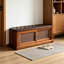 Banc à chaussures long en bois massif brun avec portes coulissantes en rotin et siège rembourré-740677088