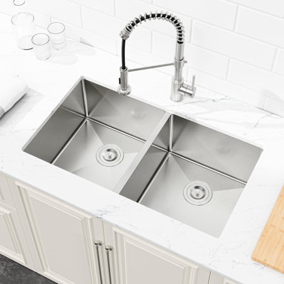 Évier de cuisine encastrable 33 po x 19 po en acier inoxydable brossé, avec couche d'insonorisation et revêtement en coin arrondi de 33 po x 19 po pour protéger votre propreté
