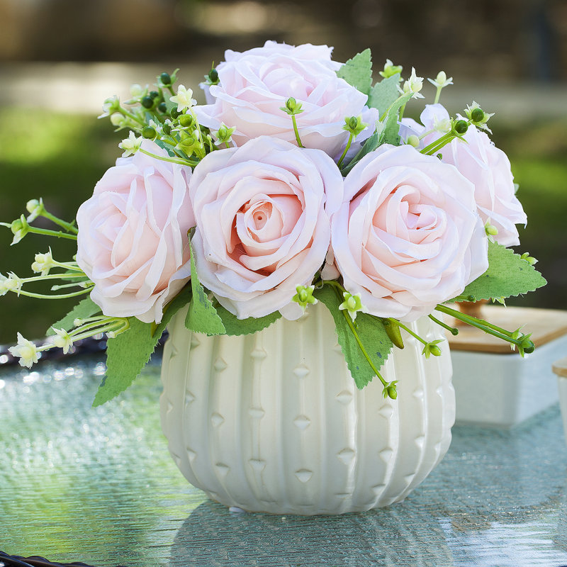 Mélange de fleurs roses artificielles dans un vase, Rose