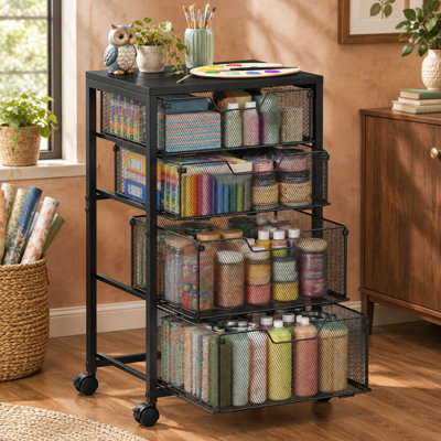 Un plateau en bois et 4 tiroirs de rangement en filet rendent ce chariot utilitaire à roulettes utile pour les salles d'artisanat, les salles de classe, les bureaux et le matériel artistique; des roues verrouillables le maintiennent en place