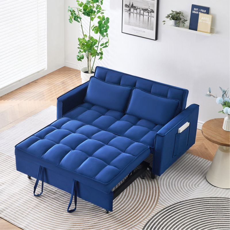 Le canapé en velours bleu onirique de 55 po est élégant et pratique avec des poches, interprétant habilement l'art de la conversion trois-en-un.