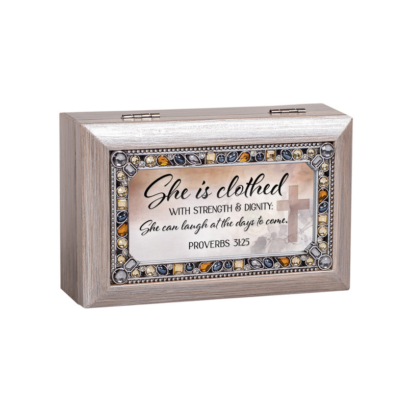 Elle est vêtue d'une boîte à souvenirs