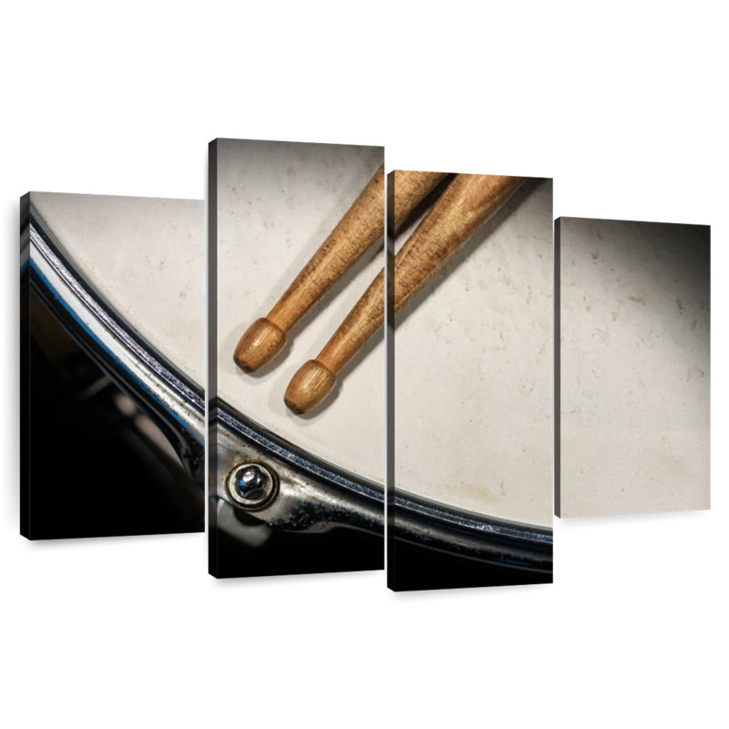 Abarca Drumsticks On Snare Drum, H 22 po x l 36 po