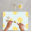 Planche à découper décorative en verre à motif de citron, idéale pour les décors de cuisine modernes-114446477