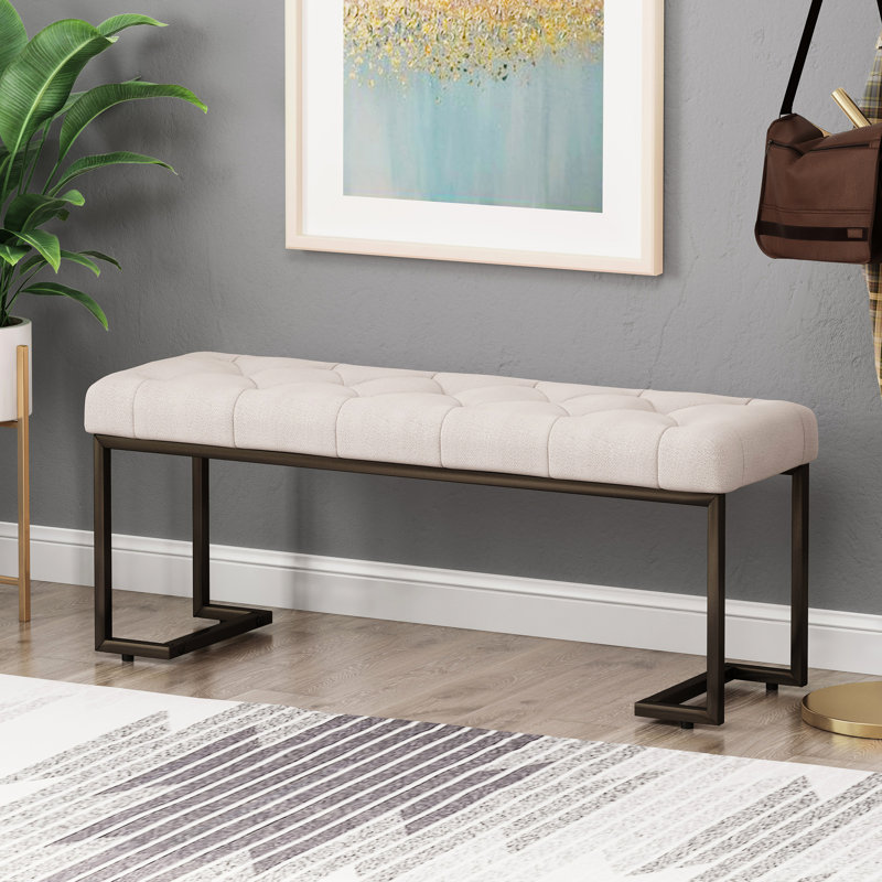 Banc rembourré à boutons beige et bronze, pièce intérieure moderne, structure ouverte, lignes droites, pieds à finition lisse, pi
