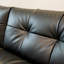 Causeuse-coussin modulable noire en cuir véritable