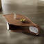 Table basse pré-assemblée en forme de feuille avec placage en noyer et incrustation de pierre