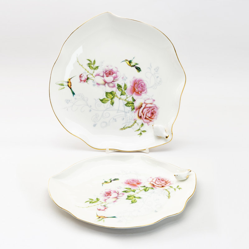 Assiettes à dessert artisanales de 21,5 cm (8,5 pouces) décorées de roses et de colibris dorés. Paquet de 2.