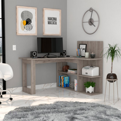 Bureau d'ordinateur en L en forme de coin avec une grande surface et plusieurs tablettes ouvertes, pour un usage personnel