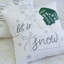 Coussin Holiday, motif «Let It Snow» avec mitaines de Noël vertes, décor d'hiver
