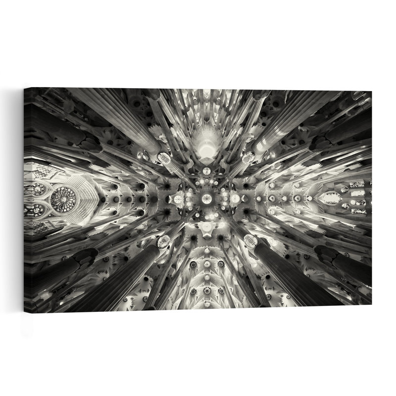 Impression d'art mural représentant une architecture géométrique abstraite et spectaculaire avec un plafond de cathédrale vertigineux