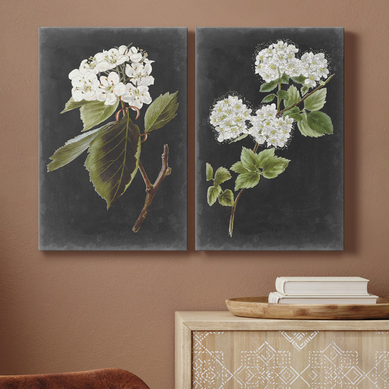 «Dramatic White Flowers I», toile tendue avec châssis de qualité supérieure - prête à être accrochée