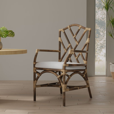 Chaise avec accoudoirs à dossier croisé Alderson en brun foncé