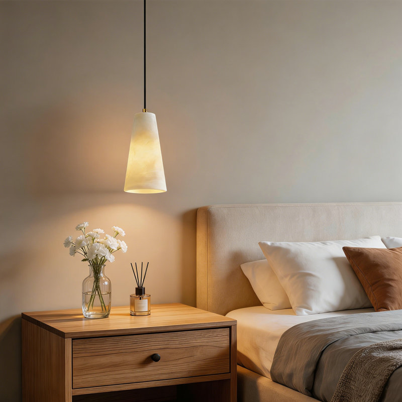 Luminaire suspendu en pierre conique Lyra Natural | Lustre moderne de luxe pour îlot de cuisine, chevet et vestibule (finition dorée, hauteur réglable)
