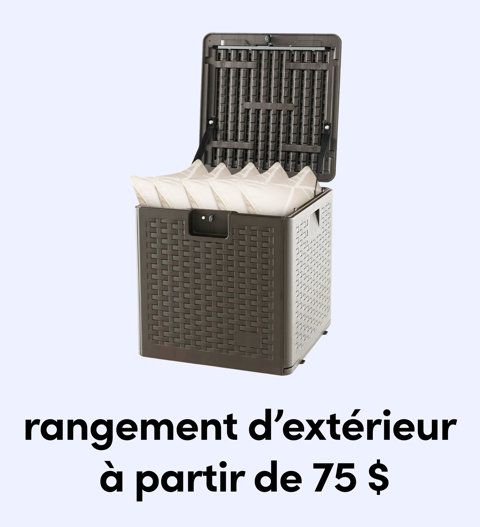 Un coffre de rangement extérieur brun à texture en osier avec le couvercle ouvert, rempli de coussins blancs, à partir de 75 $.