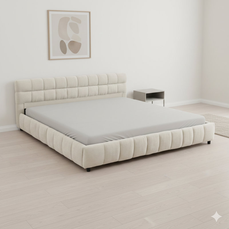 Structure de lit tapissier très grand, offrant un confort avec un extérieur en tissu chenille. Comprend une tête de lit, une structure solide et un tiroir de rangement. Dimensions: 88,5 po x 85,5 po x 31 po. Disponible en beige.