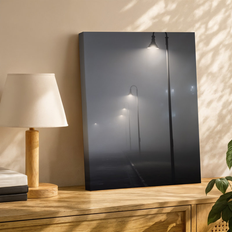 Toile, scène monochromatique sereine représentant trois lampadaires debout dans un brouillard dense, H 30 po x l 40 po