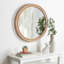 Miroir mural rond à cadre en bois avec détail nervuré