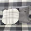 Couette imprimée à chevrons 6 pièces, taille King/King, coloris gris, avec taies d'oreiller et coussins décoratifs assortis, ornés de détails cousus à la main. Style de chalet de campagne.
