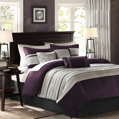 Édredon bleu très grand. 7 pièces en faux suède. Rembourrage. Conception douce au toucher. Broderie sur coussins. Comprend un édredon, des taies décoratives, 3 coussins et une jupe de lit. Lavable à la machine. Fer à vapeur pour une sensation agr?