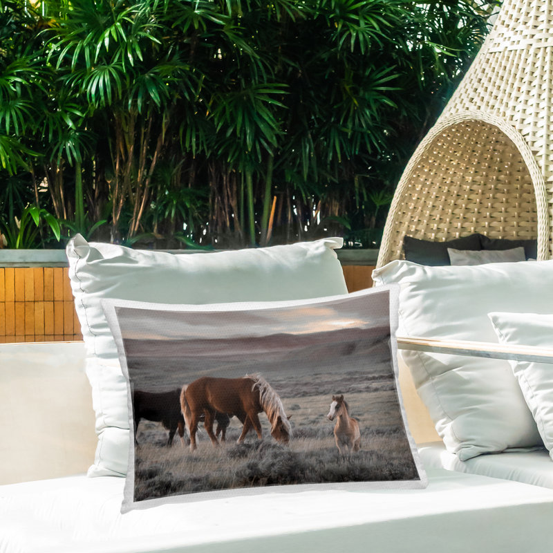 Coussin d'extérieur Country Horses in Valley par Lori Deiter