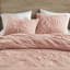 Ensemble d'édredon doux et confortable, parfait pour une bonne nuit de sommeil et ajoutant une touche de féminité à votre chambre à coucher.-120903177-120903179