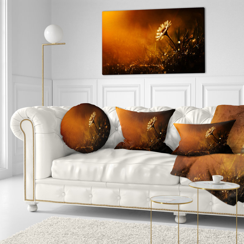 Coussin décoratif floral sauvage au soleil après pluie