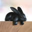 Figurine en bois de lapin curieux Ernesto-25322576