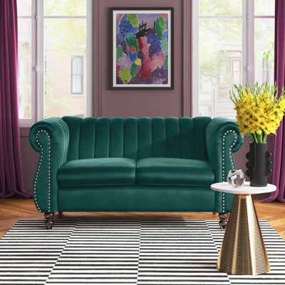 Causeuse Chesterfield en velours à accoudoirs roulés 59 po Titus