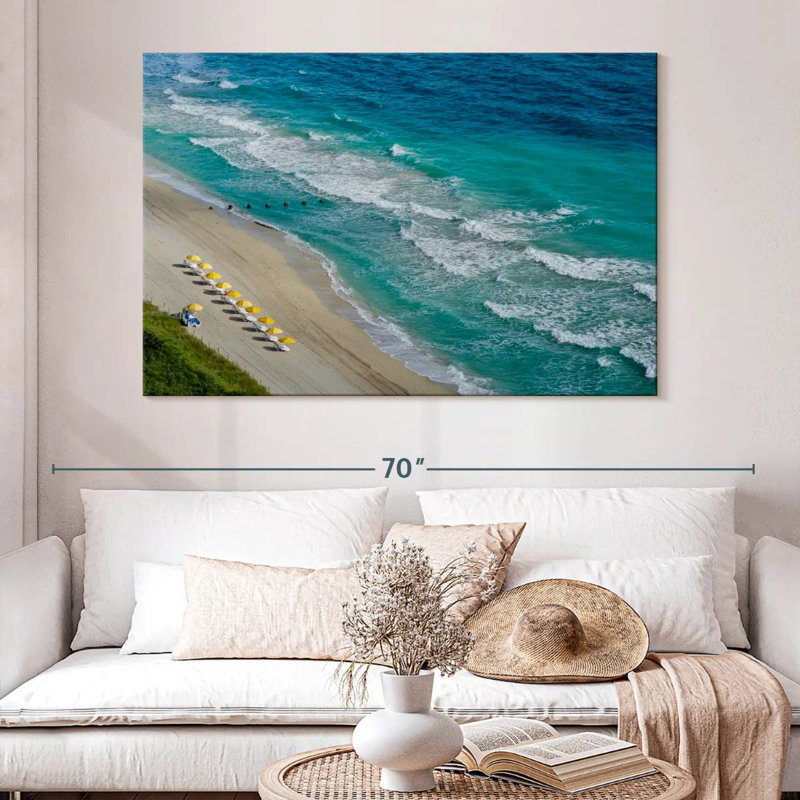 Parasols jaunes Gillard sur la plage, H 34 po x l 51 po