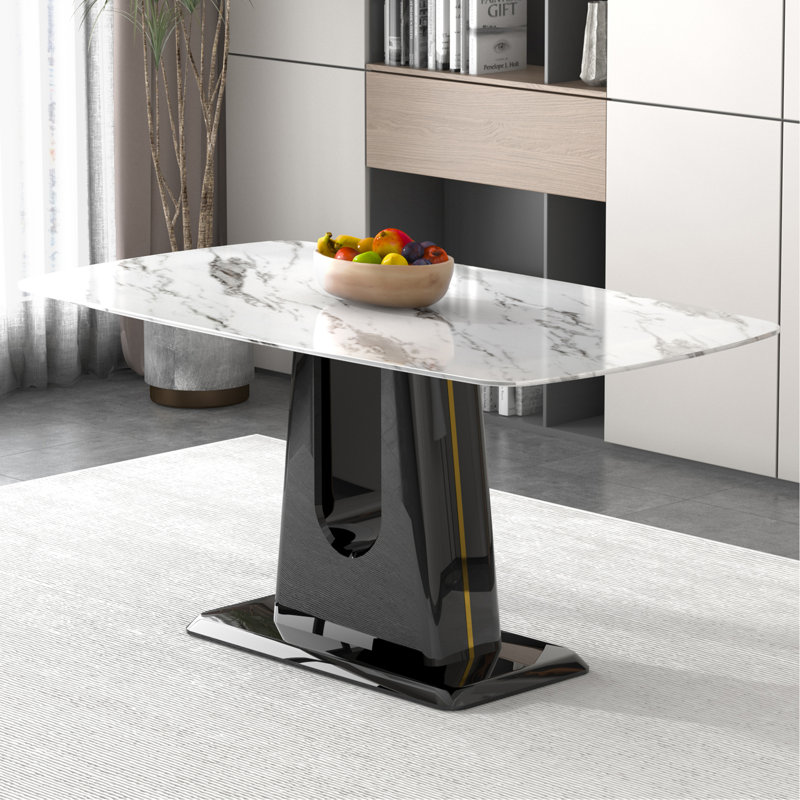 Une table moderne, minimaliste et luxueuse. Un plateau de table imitation marbre avec des pieds en MDF en forme de U. Table de salle à manger, table d'ordinateur. Pour les restaurants et les salons