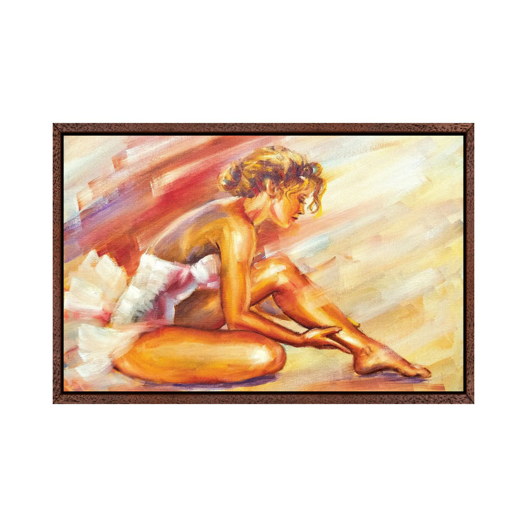 Schöne sitzende Ballerina von Valenty - Galerie-verpackte Leinwand Giclée auf Leinwand