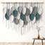 Grande tenture murale en macramé, décor bohème pour la maison, tapisserie en macramé tissée à la main, motif de feuilles bohèmes, décoration murale moderne et chic pour chambre, salon, chambre d'enfant ou bureau. Dimensions : 99 cm (largeur) x 75 cm (longueur).