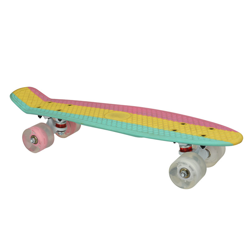 Scooter de planche à roulettes avec roues d'éclairage