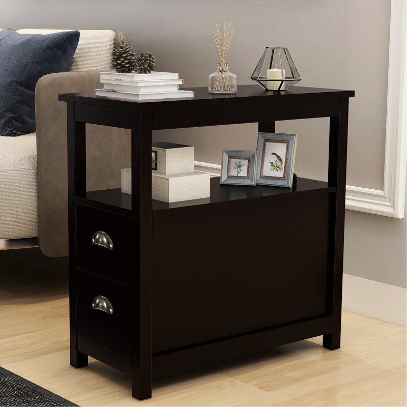 Table de chevet étroite brune avec deux tiroirs et une tablette. Rangement supplémentaire, E1 et pin massif, plateau de table de finition, tablettes ouvertes à installation rapide. Vaste espace de rangement, construction en pin E1, table enduite, simple