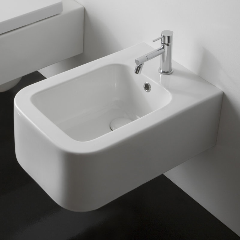 Bidet mural suivant, Platine et blanc