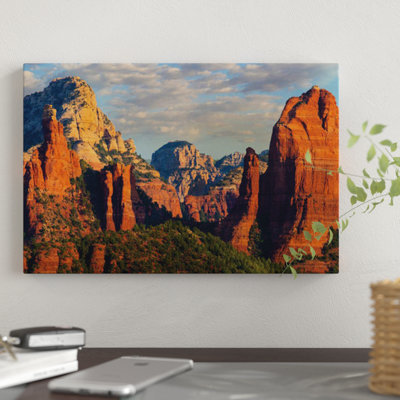 «Mountains, Red Rock-Secret Mountain Wilderness, Arizona I» par Tim Fitzharris - Estampe numérique sur toile tendue avec châssis