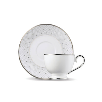 Tasse et soucoupe en porcelaine tendre