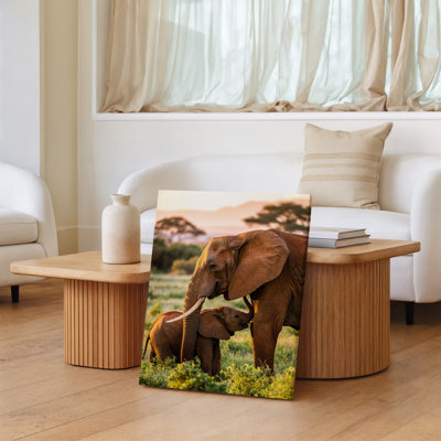 Reproduction d'art sur toile, "Une scène majestueuse" avec un grand éléphant adulte debout sur un petit veau dans une savane vibrante