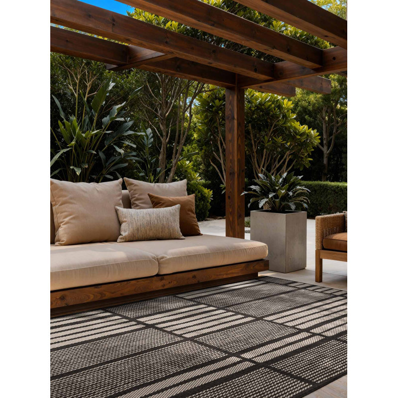 Deslie Geometric Indoor / Outdoor Area Rug, Black