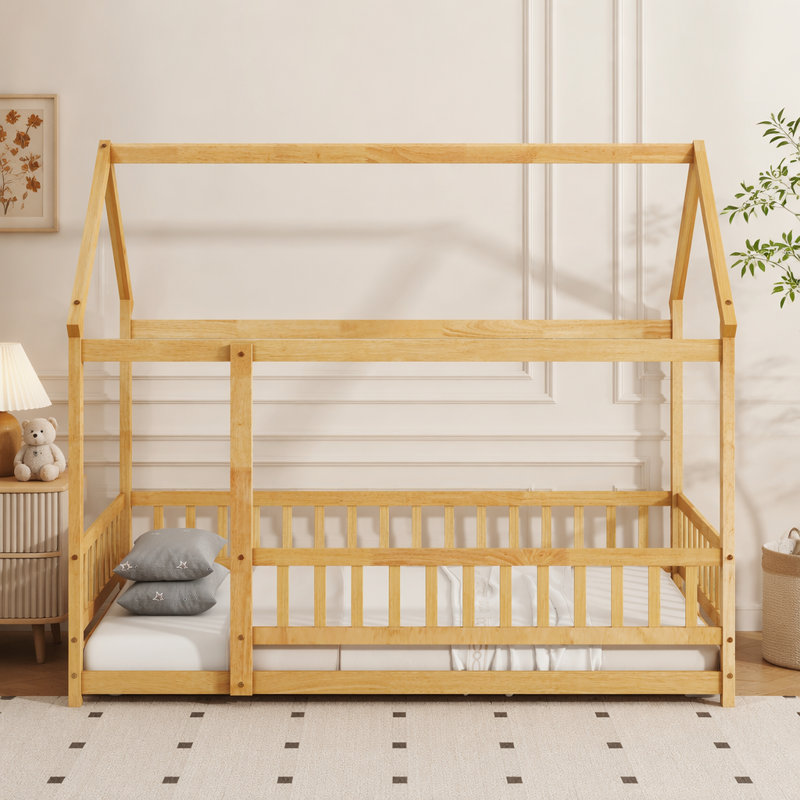 Lit simple en bois avec structure de toit et garde-corps de sécurité, finition naturelle pour chambre d'enfant