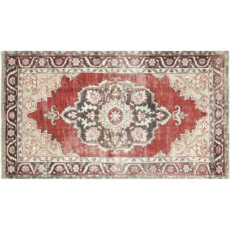 Tapis unique en laine noué à la main des années 1960 de 4 pi 6 po x 8 pi en rouge / noir / beige