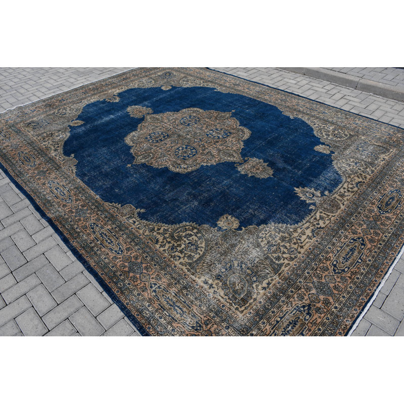 Tapis turc classique bleu et beige fait à la main avec des motifs traditionnels pour un décor élégant