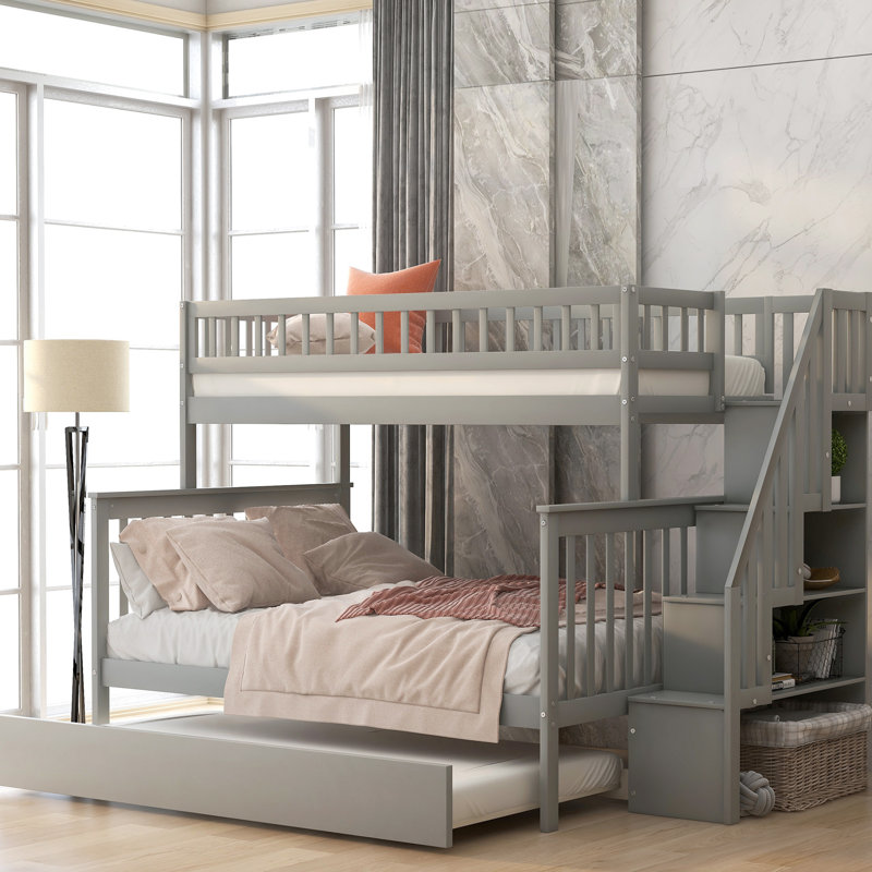 Lit superposé simple au-dessus d'un lit double avec lit gigogne et escalier gris - configuration de qualité, aménagement peu encombrant et mobilier de chambre