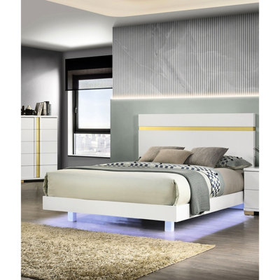 Cadre grand lit, DEL sous le lit, design contemporain, couleur blanc / or, bois d'ingénierie et métal, garniture en acrylique, prêt pour le matelas, preuve