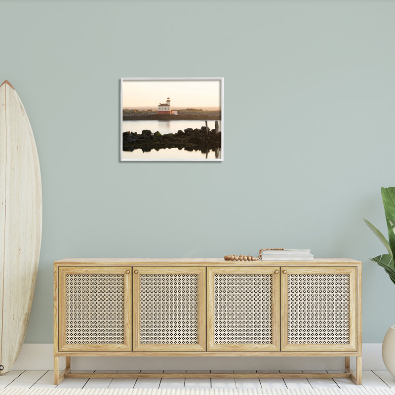 Phare avec lumière du soleil douce, estampe numérique par Richard Wong, Giclée encadrée blanc bord de mer, H 24 po x l 30 po