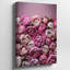 Toile, arrangement dynamique et dense de pivoines en fleurs dans différentes nuances-762973746