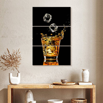 Yarlin Whiskey And Ice Cubes