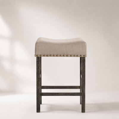 Ensemble de tabourets à hauteur de comptoir en lin et gris patiné, peu encombrants et élégants pour la salle à manger ou le bar
